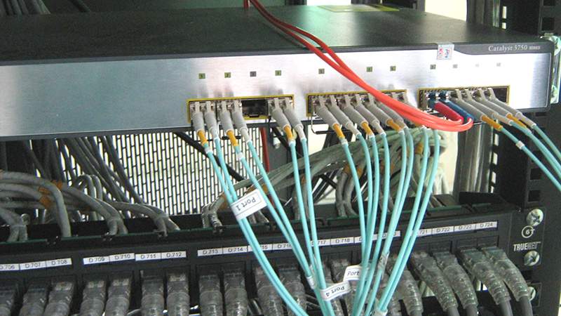 Cáp quang OM4 cắm và switch quang Cisco